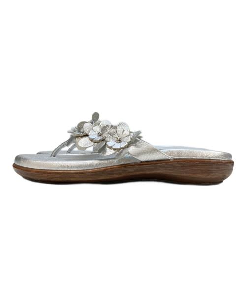 ISLAND SLIPPER（アイランドスリッパ）ISLAND SLIPPER (アイランドスリッパ) フラワー装飾ビーチサンダル シルバー サイズ:6の古着・服飾アイテム