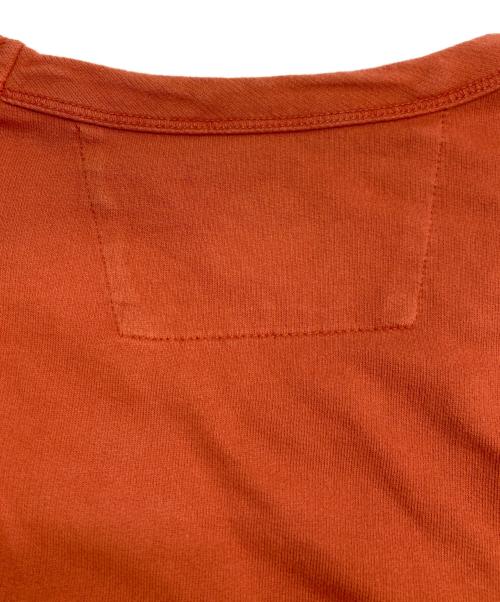C.P COMPANY（シーピーカンパニー）C.P COMPANY (シーピーカンパニー) ロゴワンポイント長袖カットソー オレンジ サイズ:Lの古着・服飾アイテム