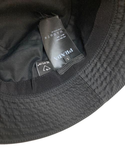 PRADA（プラダ）PRADA (プラダ) RE NYLON 三角ロゴプレートナイロンバケットハット ブラック サイズ:Lの古着・服飾アイテム