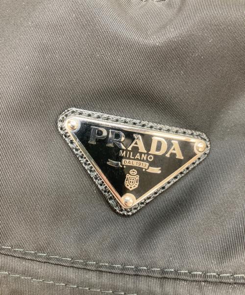 PRADA（プラダ）PRADA (プラダ) RE NYLON 三角ロゴプレートナイロンバケットハット ブラック サイズ:Lの古着・服飾アイテム