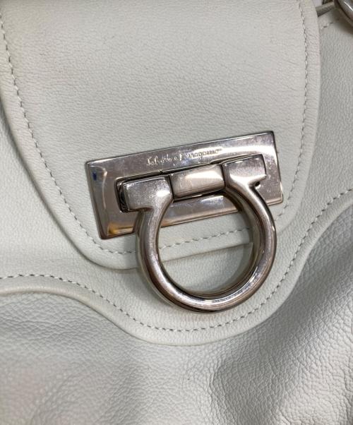 Salvatore Ferragamo（サルヴァトーレ フェラガモ）Salvatore Ferragamo (サルヴァトーレ フェラガモ) ガンチーニ マリッサ ハンドバッグ ホワイトの古着・服飾アイテム