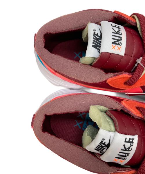NIKE（ナイキ）NIKE (ナイキ) sacai (サカイ) KAWS (カウズ) Blazer Low バーガンディー サイズ:26 未使用品の古着・服飾アイテム