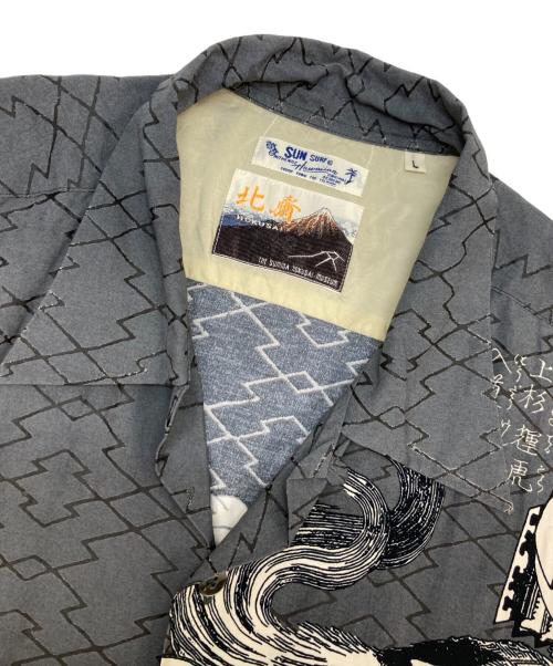 Sun Surf（サンサーフ）Sun Surf (サンサーフ) 葛飾北斎 (カツシカホクサイ) SPECIAL EDITION “画本武蔵鐙” アロハシャツ グレー サイズ:Lの古着・服飾アイテム