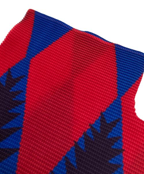 ISSEY MIYAKE（イッセイミヤケ）ISSEY MIYAKE (イッセイミヤケ) 総柄 ハイネックプリーツカットソー レッド×ブルー サイズ:不明(実寸参照)の古着・服飾アイテム