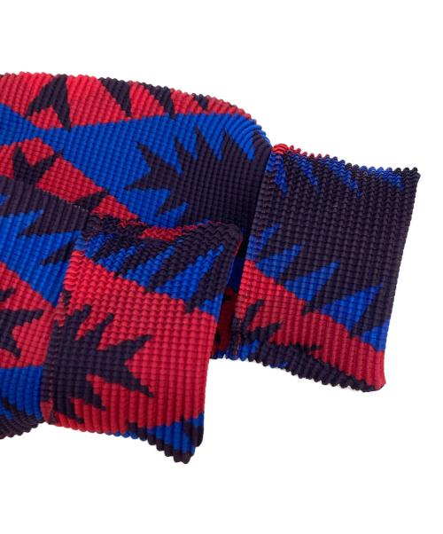 ISSEY MIYAKE（イッセイミヤケ）ISSEY MIYAKE (イッセイミヤケ) 総柄 ハイネックプリーツカットソー レッド×ブルー サイズ:不明(実寸参照)の古着・服飾アイテム