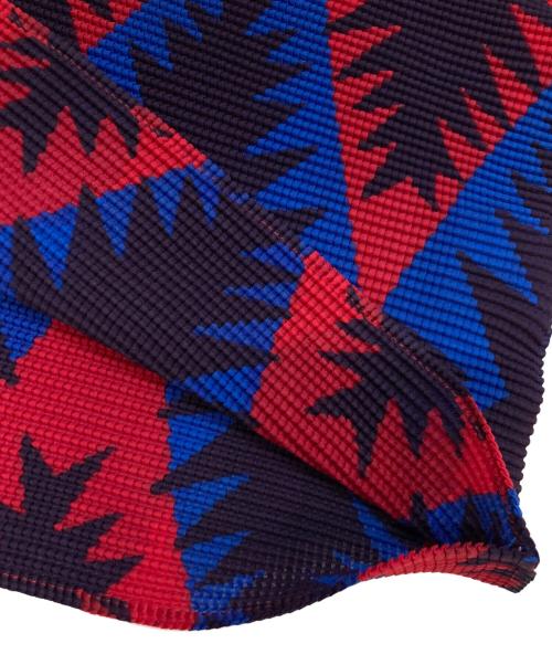 ISSEY MIYAKE（イッセイミヤケ）ISSEY MIYAKE (イッセイミヤケ) 総柄 ハイネックプリーツカットソー レッド×ブルー サイズ:不明(実寸参照)の古着・服飾アイテム