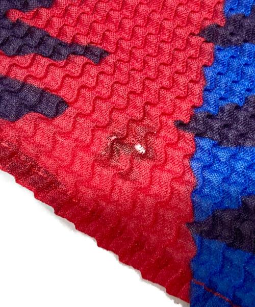 ISSEY MIYAKE（イッセイミヤケ）ISSEY MIYAKE (イッセイミヤケ) 総柄 ハイネックプリーツカットソー レッド×ブルー サイズ:不明(実寸参照)の古着・服飾アイテム
