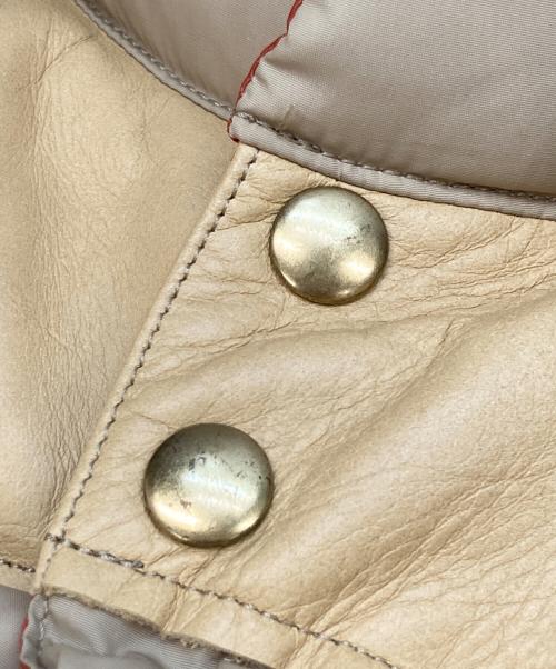 RockyMountainFeatherBed（ロッキーマウンテンフェザーベッド）RockyMountainFeatherBed (ロッキーマウンテンフェザーベッド) レザーヨークダウンベスト ベージュ サイズ:42の古着・服飾アイテム