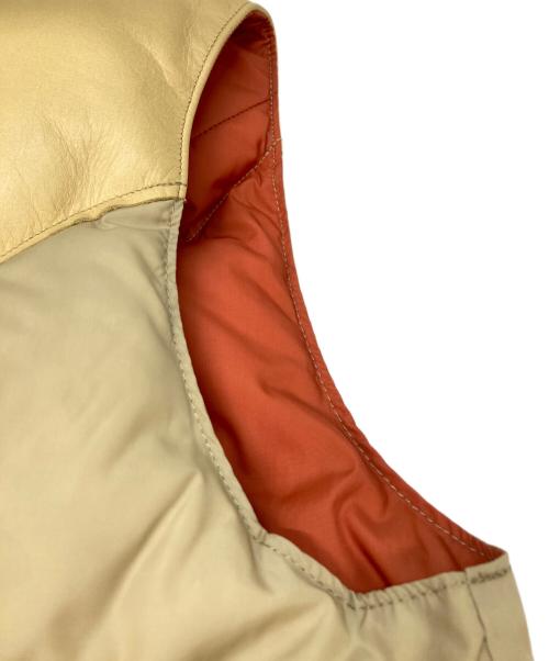RockyMountainFeatherBed（ロッキーマウンテンフェザーベッド）RockyMountainFeatherBed (ロッキーマウンテンフェザーベッド) レザーヨークダウンベスト ベージュ サイズ:42の古着・服飾アイテム