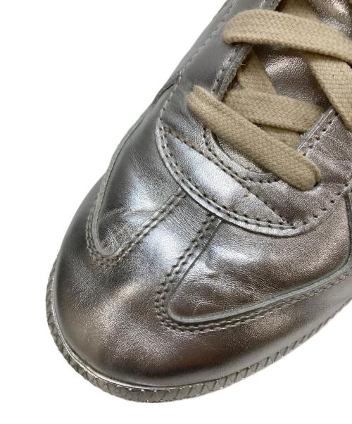 Maison Margiela（メゾンマルジェラ）Maison Margiela (メゾンマルジェラ) REPLICA ジャーマントレーナー シルバー サイズ:40 1/2の古着・服飾アイテム