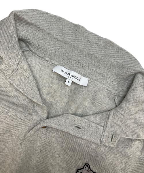 maison kitsune（メゾンキツネ）maison kitsune (メゾンキツネ) グリーン ボールド フォックスヘッド パッチ ニットポロシャツ グレー サイズ:Mの古着・服飾アイテム