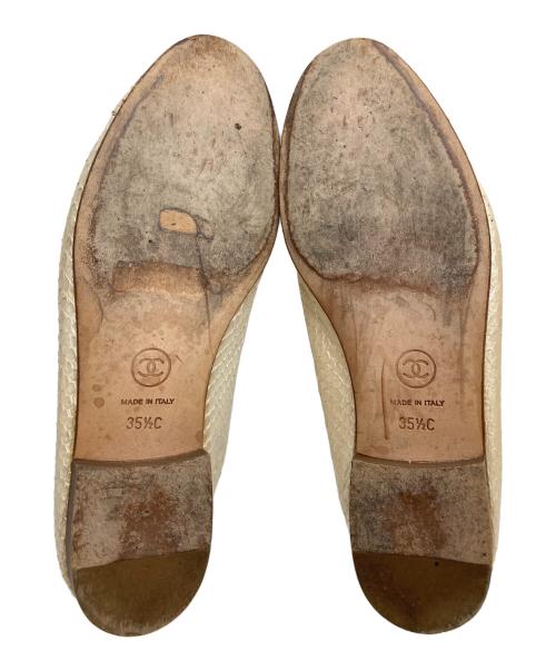 CHANEL（シャネル）CHANEL (シャネル) パイソンレザーココマークフラットパンプス ゴールド サイズ:35 1/2Cの古着・服飾アイテム