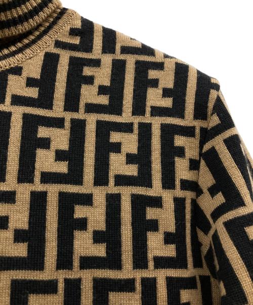 FENDI（フェンディ）FENDI (フェンディ) ズッカ柄タートルネックニット ベージュ×ブラック サイズ:40の古着・服飾アイテム