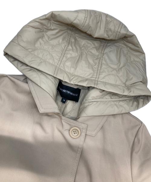 EMPORIO ARMANI（エンポリオ アルマーニ）EMPORIO ARMANI (エンポリオ アルマーニ) 切り替えフーデッドコート ベージュ サイズ:38の古着・服飾アイテム