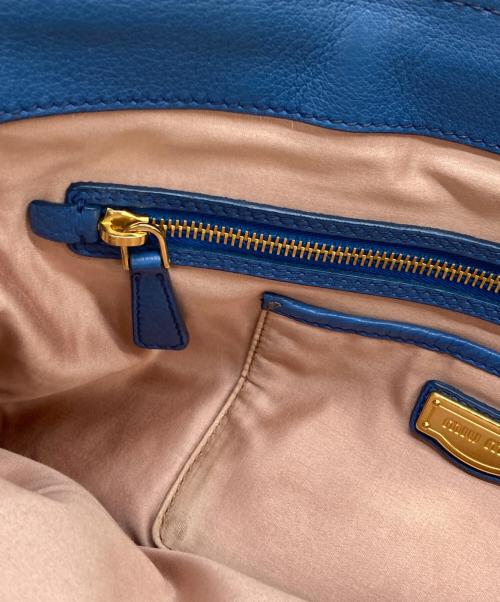 MIU MIU（ミュウミュウ）MIU MIU (ミュウミュウ) シュリンクレザー2WAYバッグ　ヴィッテロカリブ ブルーの古着・服飾アイテム