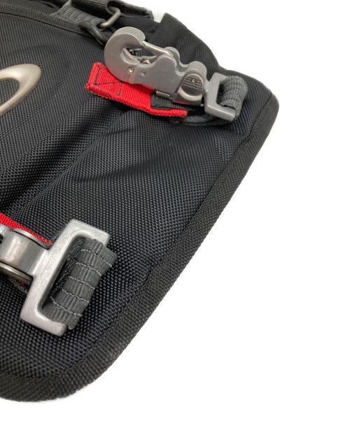 OAKLEY（オークリー）OAKLEY (オークリー) AP タクティカル ローラーバッグ クリップ　アーカイブ　 ブラックの古着・服飾アイテム