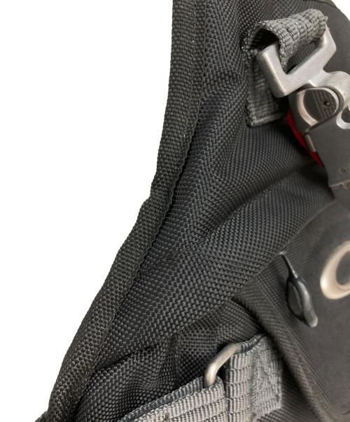 OAKLEY（オークリー）OAKLEY (オークリー) AP タクティカル ローラーバッグ クリップ　アーカイブ　 ブラックの古着・服飾アイテム