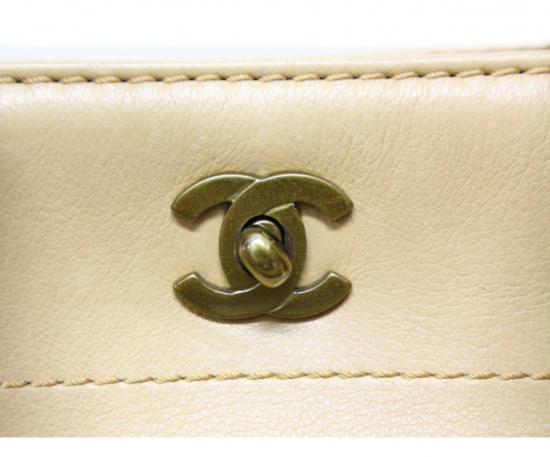 CHANEL（シャネル）CHANEL (シャネル) 2WAYレザーショルダーバッグ ベージュ 7777801の古着・服飾アイテム