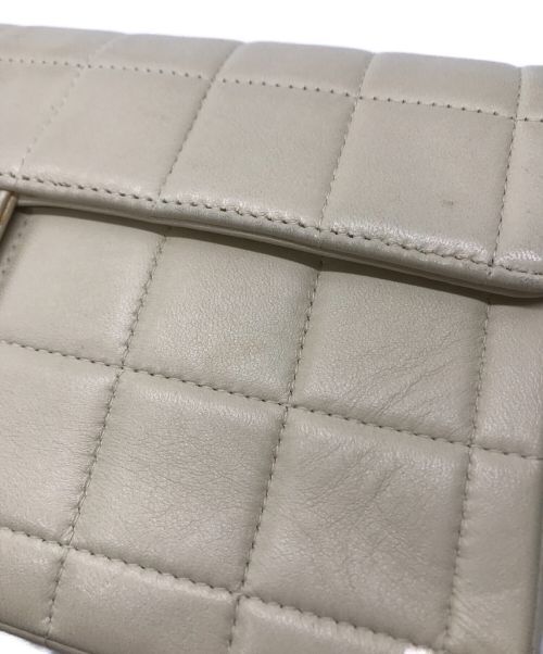 CHANEL（シャネル）CHANEL (シャネル) チョコバーチェーンショルダーバッグ ホワイトの古着・服飾アイテム