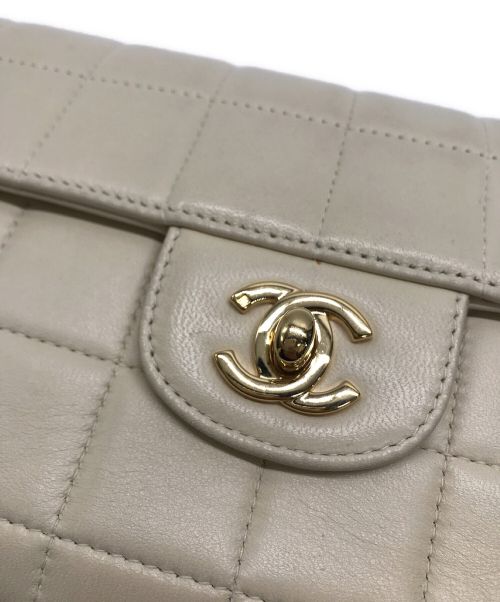 CHANEL（シャネル）CHANEL (シャネル) チョコバーチェーンショルダーバッグ ホワイトの古着・服飾アイテム