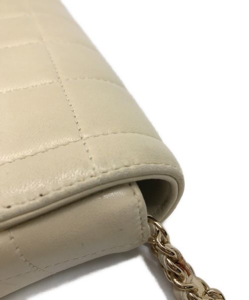 CHANEL（シャネル）CHANEL (シャネル) チョコバーチェーンショルダーバッグ ホワイトの古着・服飾アイテム