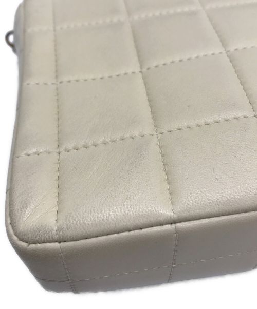 CHANEL（シャネル）CHANEL (シャネル) チョコバーチェーンショルダーバッグ ホワイトの古着・服飾アイテム