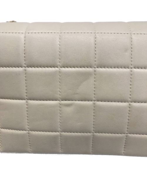CHANEL（シャネル）CHANEL (シャネル) チョコバーチェーンショルダーバッグ ホワイトの古着・服飾アイテム