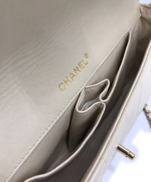 CHANEL（シャネル）CHANEL (シャネル) チョコバーチェーンショルダーバッグ ホワイトの古着・服飾アイテム