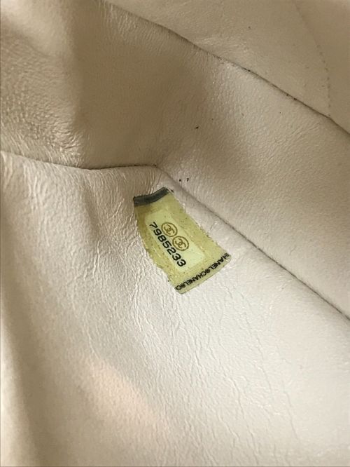 CHANEL（シャネル）CHANEL (シャネル) チョコバーチェーンショルダーバッグ ホワイトの古着・服飾アイテム