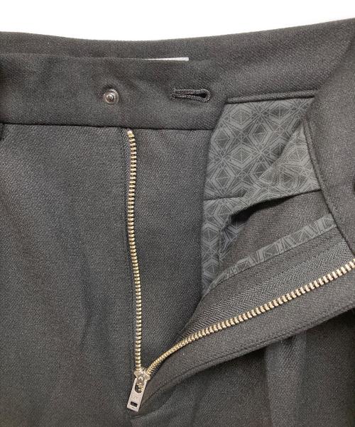 WHITE MOUNTAINEERING（ホワイトマウンテ二アニング）WHITE MOUNTAINEERING (ホワイトマウンテ二アニング) ベルテッドテーパードパンツ ブラック サイズ:1の古着・服飾アイテム