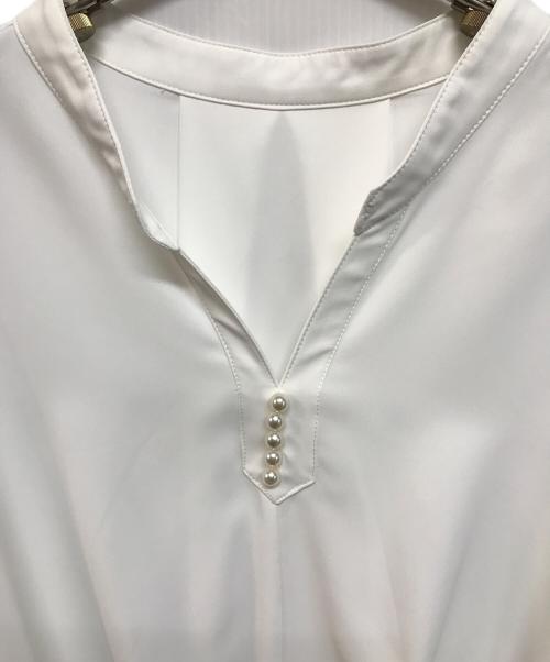 stola.（ストラ）stola. (ストラ) パール釦タックスリーブブラウス ホワイト サイズ:38の古着・服飾アイテム