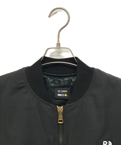 RAF SIMONS（ラフシモンズ）RAF SIMONS (ラフシモンズ) SMILEY (スマイリー) BOMBER JACKET WITH PRINT AND BADGE ブラック サイズ:XSの古着・服飾アイテム