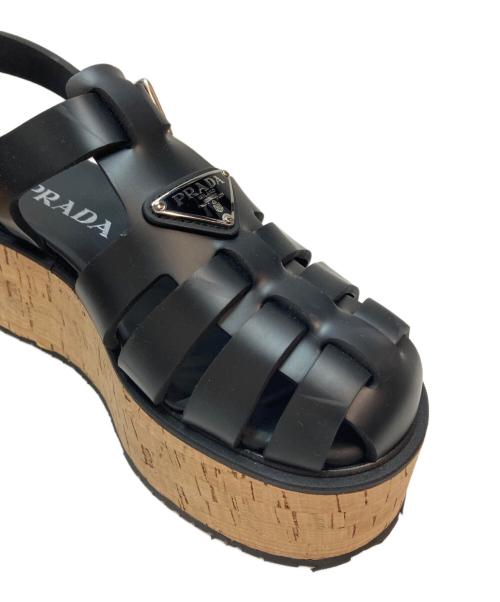 PRADA（プラダ）PRADA (プラダ) ウェッジプラットフォームラバーサンダル ブラック サイズ:37の古着・服飾アイテム