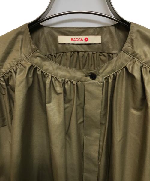 BACCA（バッカ）BACCA (バッカ) シャイニングタイプライター ベルテッドブラウス カーキ サイズ:Sの古着・服飾アイテム