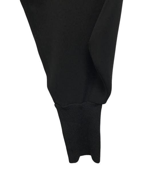 ENFOLD（エンフォルド）ENFOLD (エンフォルド) CURVE-SLEEVE ASYMMETRY-DRESS ブラック サイズ:SIZE 38の古着・服飾アイテム