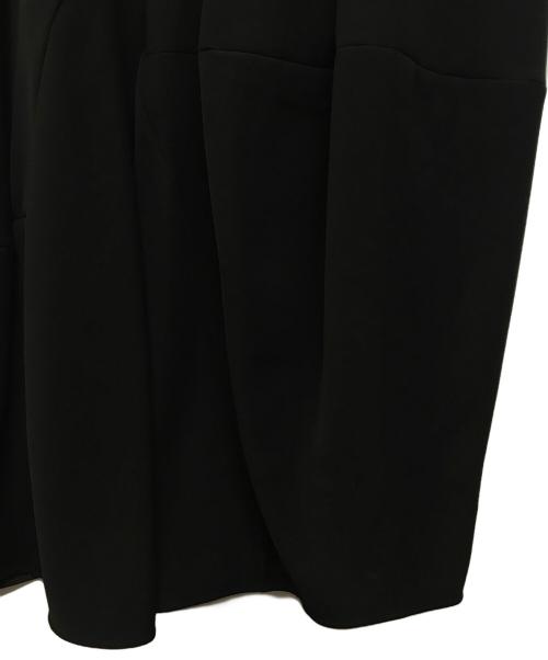ENFOLD（エンフォルド）ENFOLD (エンフォルド) CURVE-SLEEVE ASYMMETRY-DRESS ブラック サイズ:SIZE 38の古着・服飾アイテム