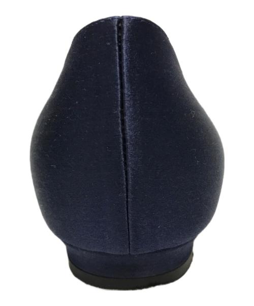 Manolo Blahnik（マノロブラニク）Manolo Blahnik (マノロブラニク) ビジューフラットサテンパンプス ネイビー サイズ:81/2の古着・服飾アイテム