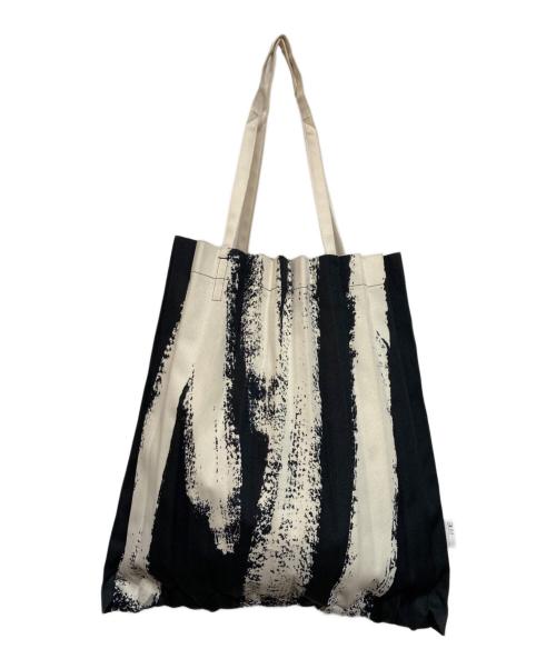 ISSEY MIYAKE（イッセイミヤケ）ISSEY MIYAKE (イッセイミヤケ) TRUNK PLEATS BAG ホワイト×ブラックの古着・服飾アイテム