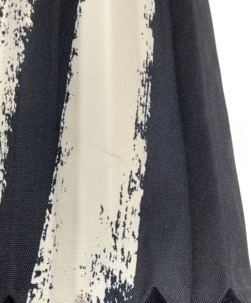 ISSEY MIYAKE（イッセイミヤケ）ISSEY MIYAKE (イッセイミヤケ) TRUNK PLEATS BAG ホワイト×ブラックの古着・服飾アイテム