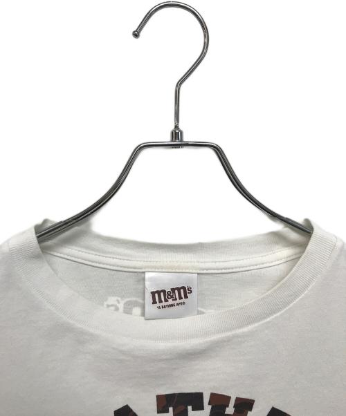 BAPE BY A BATHING APE（ベイプバイアベイシングエイプ）BAPE BY A BATHING APE (ベイプバイアベイシングエイプ) M&M'S (エムアンドエムズ) カレッジ TEE ホワイト サイズ:Mの古着・服飾アイテム