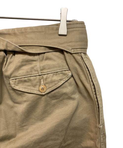 COMOLI（コモリ）COMOLI (コモリ) ベルテッドチノパンツ ベージュ サイズ:SIZE 2の古着・服飾アイテム