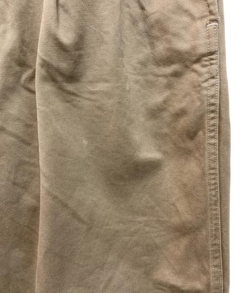 COMOLI（コモリ）COMOLI (コモリ) ベルテッドチノパンツ ベージュ サイズ:SIZE 2の古着・服飾アイテム