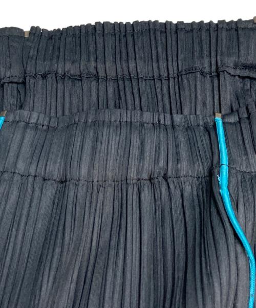 ISSEY MIYAKE FETE（イッセイミヤケフェット）ISSEY MIYAKE FETE (イッセイミヤケフェット) パイピングプリーツスカート ブラック×ブルー サイズ:03の古着・服飾アイテム