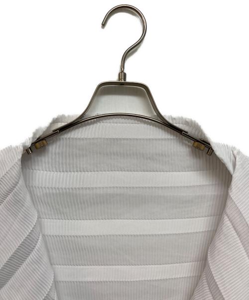 ISSEY MIYAKE FETE（イッセイミヤケフェット）ISSEY MIYAKE FETE (イッセイミヤケフェット) プリーツロングカーディガン ホワイト サイズ:2の古着・服飾アイテム