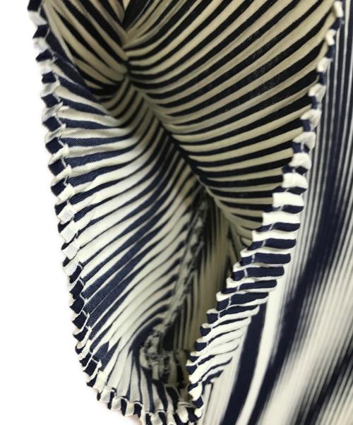 ISSEY MIYAKE（イッセイミヤケ）ISSEY MIYAKE (イッセイミヤケ) プリーツブラウス ホワイト×ネイビー サイズ:Mの古着・服飾アイテム