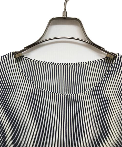 ISSEY MIYAKE（イッセイミヤケ）ISSEY MIYAKE (イッセイミヤケ) プリーツブラウス ホワイト×ネイビー サイズ:Mの古着・服飾アイテム