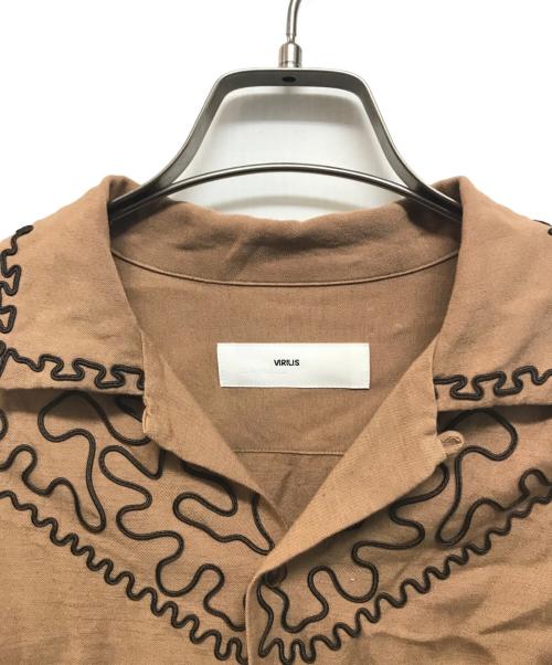 TOGA VIRILIS（トーガ ビリリース）TOGA VIRILIS (トーガ ビリリース) Cord embroidery shirt ベージュ サイズ:SIZE 44の古着・服飾アイテム