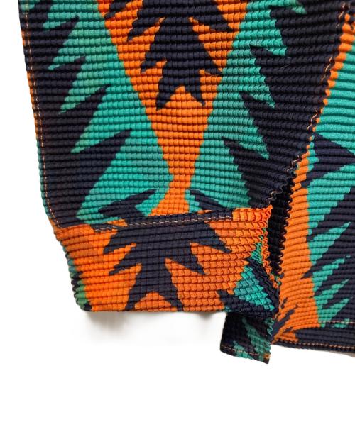 me ISSEY MIYAKE（ミーイッセイ ミヤケ）me ISSEY MIYAKE (ミーイッセイ ミヤケ) 総柄 ハイネックプリーツカットソー オレンジ×グリーン×ネイビー サイズ:-の古着・服飾アイテム