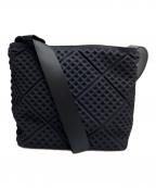 52 BY HIKARU MATSUMURAゴジュウニバイヒカルマツムラ）の古着「エンボス加工 ワッフルショルダーバッグ」｜ブラック