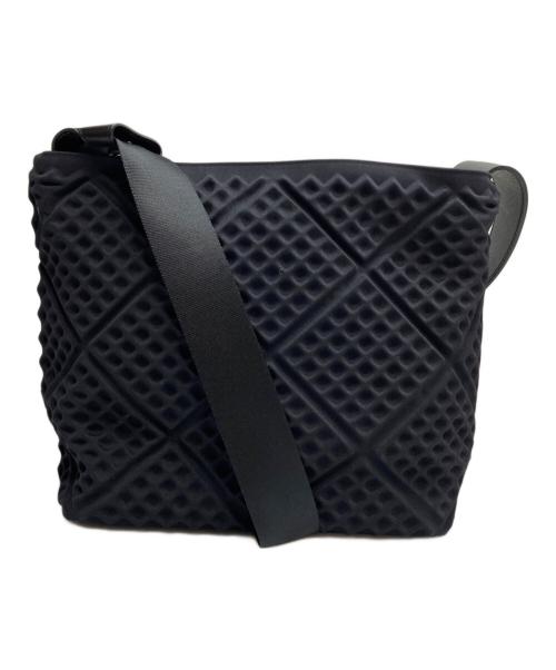 52 BY HIKARU MATSUMURA（ゴジュウニバイヒカルマツムラ）52 BY HIKARU MATSUMURA (ゴジュウニバイヒカルマツムラ) エンボス加工 ワッフルショルダーバッグ ブラック サイズ:-の古着・服飾アイテム